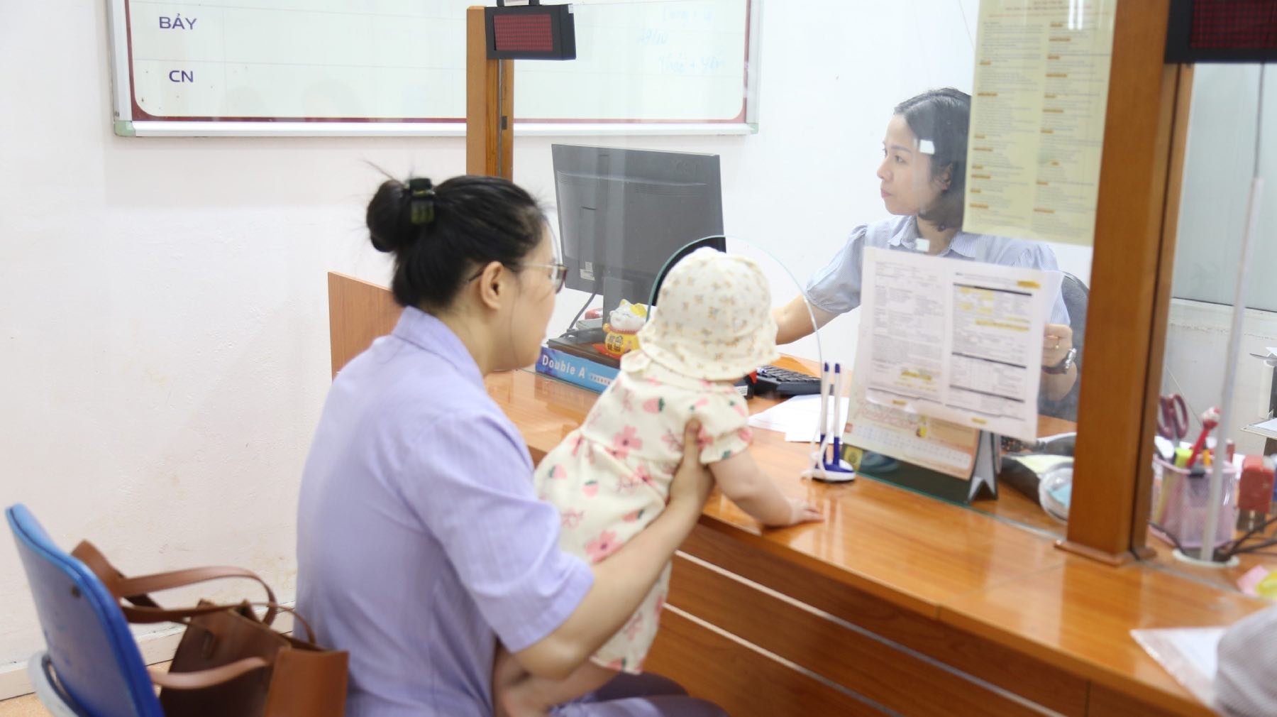 Information related to subsidies for part-time workers at the commune level has received the attention of many readers. Photo: Huong Nha