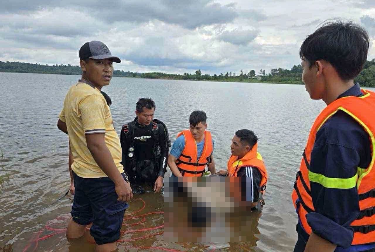 구조대가 바하오 호수에서 익사한 피해자를 발견했습니다. 사진: HAC