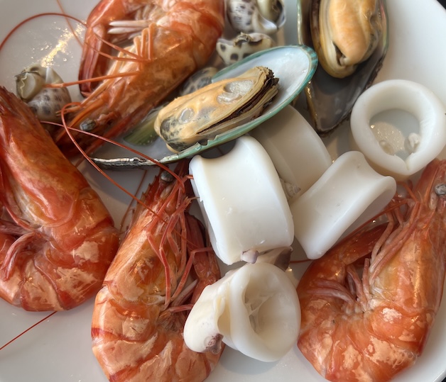 Limiting foods high in purines is one of the 5 simple ways to effectively reduce uric acid. Photo: Kieu Vu