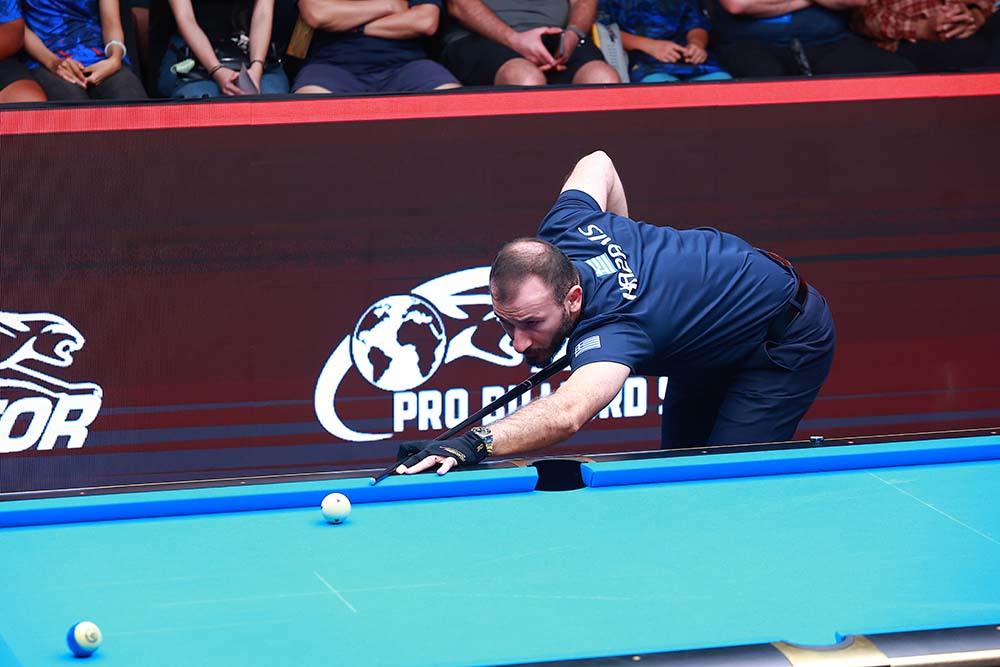Kazakis no luc bat thanh truoc Ko Ping Chung. Anh: Anh Tu
