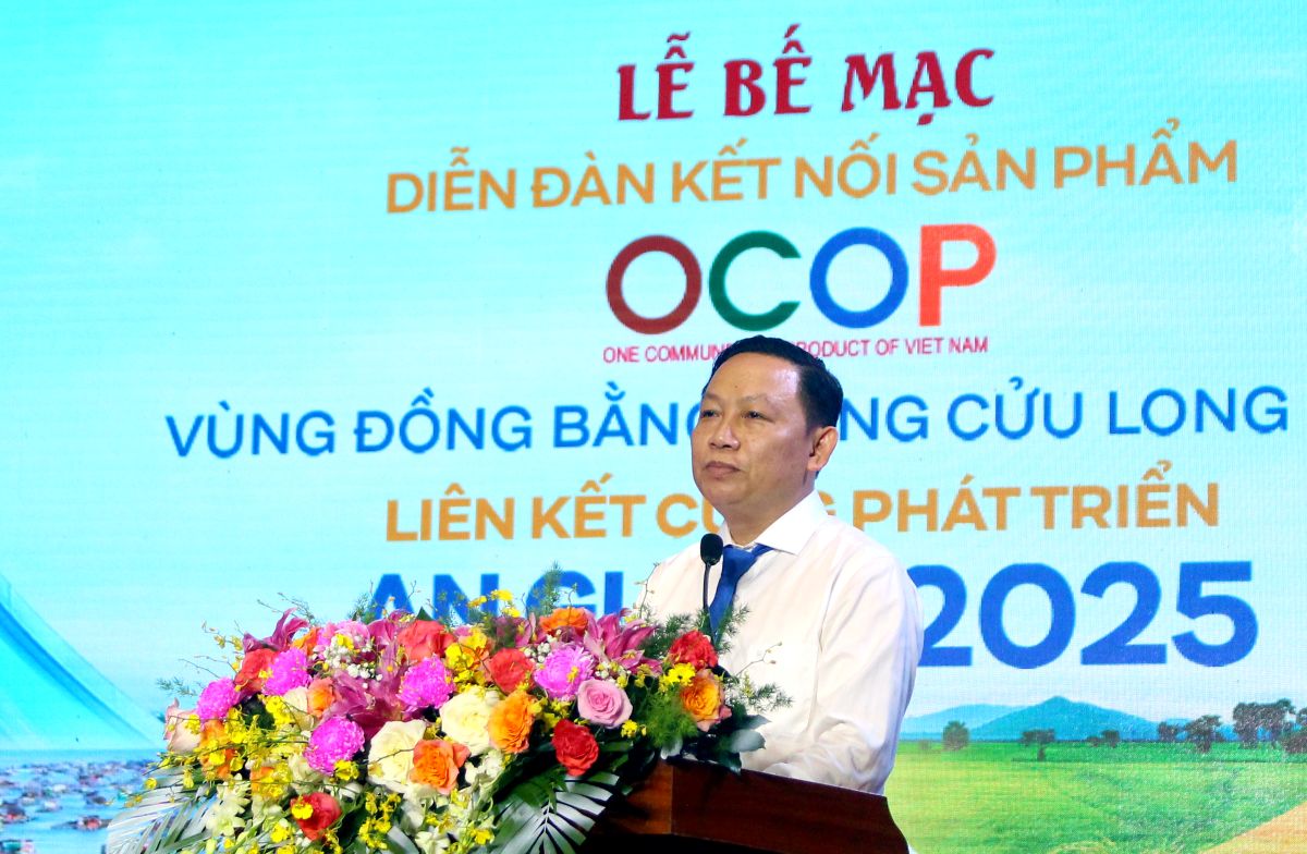 Ong Le Huu Toan - Giam doc So Nong nghiep va Moi truong tinh An Giang, Pho truong ban Thuong truc Ban to chuc Dien dan ket noi san pham OCOP DBSCL 2025 phat bieu tai le be mac. Anh: Thanh Mai