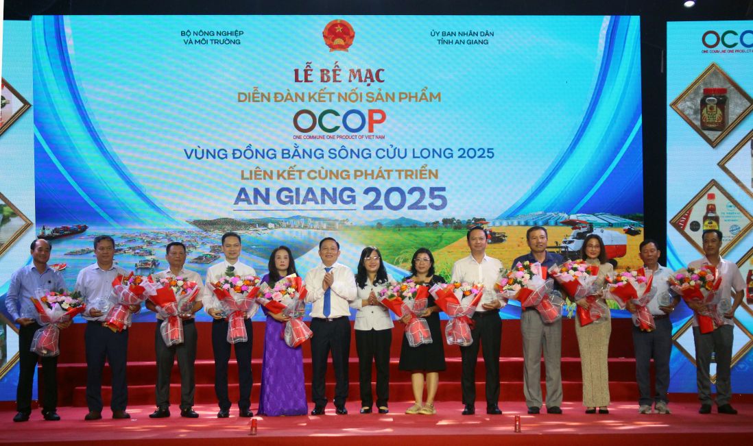 Ban to chuc tri an cac nha tai tro, co nhieu dong gop cho dien dan. Anh: Thanh Mai