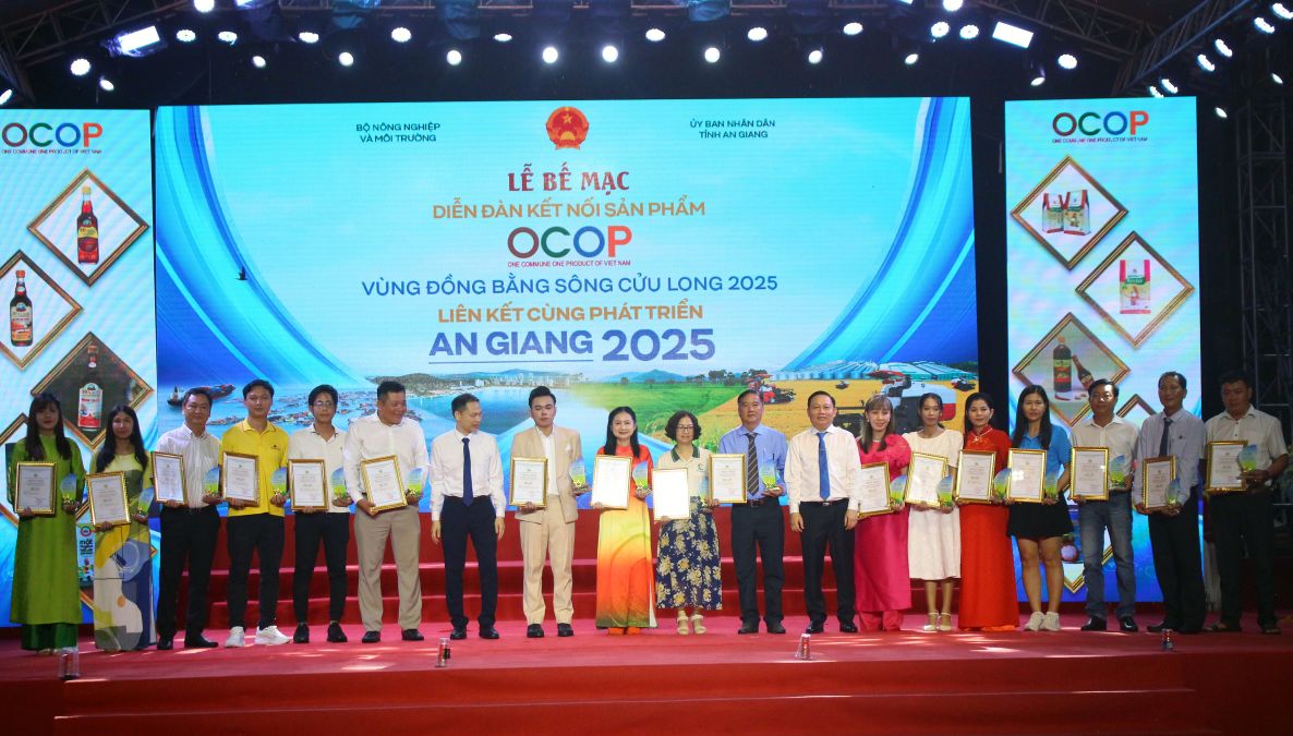 Ban to chuc trao giai cho dai dien 17 san pham OCOP dat giai san tieu bieu vung DBSCL. Anh: Thanh Mai