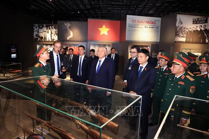 Chairman of the Russian State Duma Vyacheslav Volodin visited the Vietnam Military History Museum. Photo: VNA