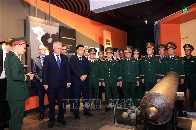 Chu tich Duma Quoc gia Nga Vyacheslav Volodin cung doan dai bieu cap cao tham Bao tang Lich su Quan su Viet Nam. Anh: TTXVN
