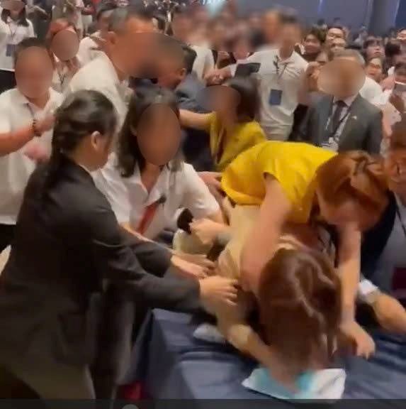 Xôn xao clip xô đẩy, giành giật phiếu mua căn hộ ở TPHCM