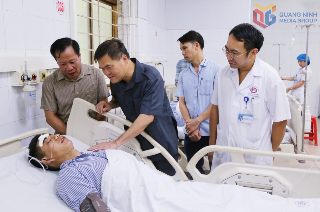 The Chairman of the People's Committee of Quang Ninh province visited and encouraged the injured worker in the accident under the mine that killed 3 workers. Photo: Minh Duc