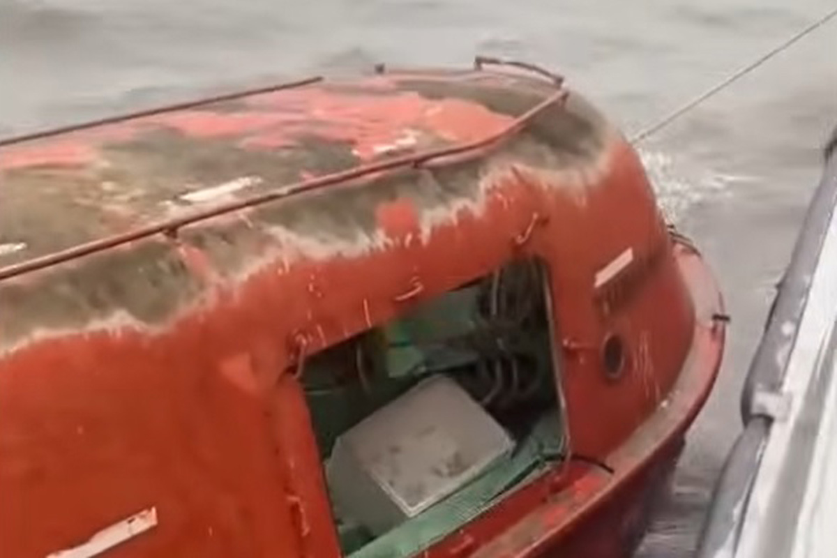 Quang Ninh Fire Prevention and Rescue Police promptly rescued fishermen and vehicles drifting at sea. Photo: Quang Ninh Police
