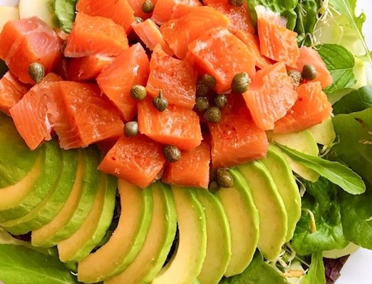 Avocado - salmon salad is one of the dishes that helps to naturally beautify the skin. Photo: Thu Thuy