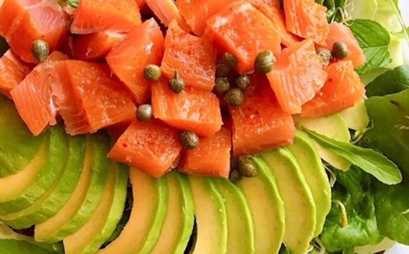 Avocado - salmon salad is one of the dishes that helps to naturally beautify the skin. Photo: Thu Thuy