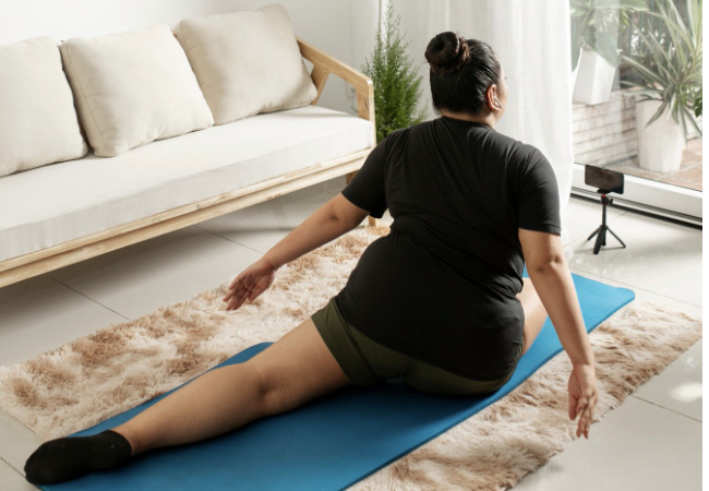 Practicing yoga at home, a habit that helps improve health and relaxation. Photo: Thuy Duong