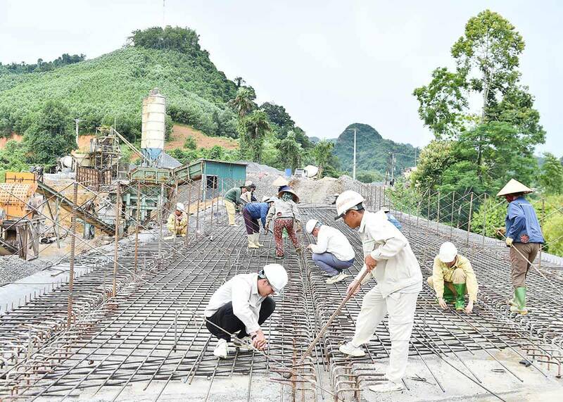 Cac cong nhan gap rut thi cong du an. Anh: Thanh Phuc