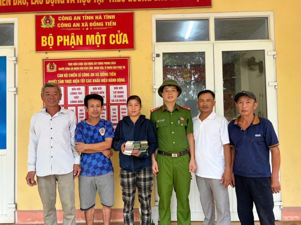 4 hombres devuelven 110 millones de VND a la persona que los cayo. Foto: Policia de Ha Tinh.