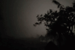 La tempete n° 10 se rapproche de la cote de Quang Tri avec des rafales de vent extremement fortes qui font rouler les toits des maisons. Photo : Cong Sang