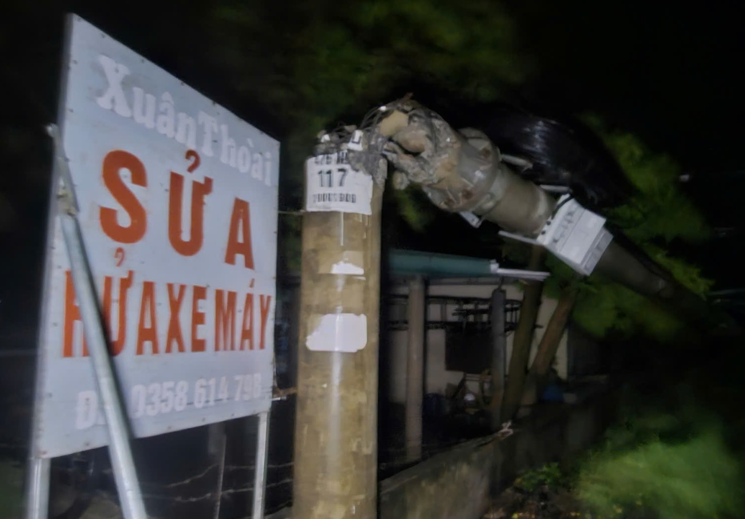 Power pole in Quang Tri fell. Photo: Thanh Phuong