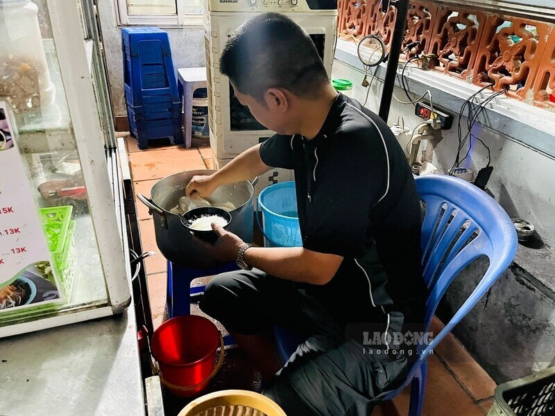 Anh Tuan Anh (chu quan hien tai) van dang duy tri nghe ban tao pho cua gia dinh hon 20 nam nay. Ảnh: Tuong Vy