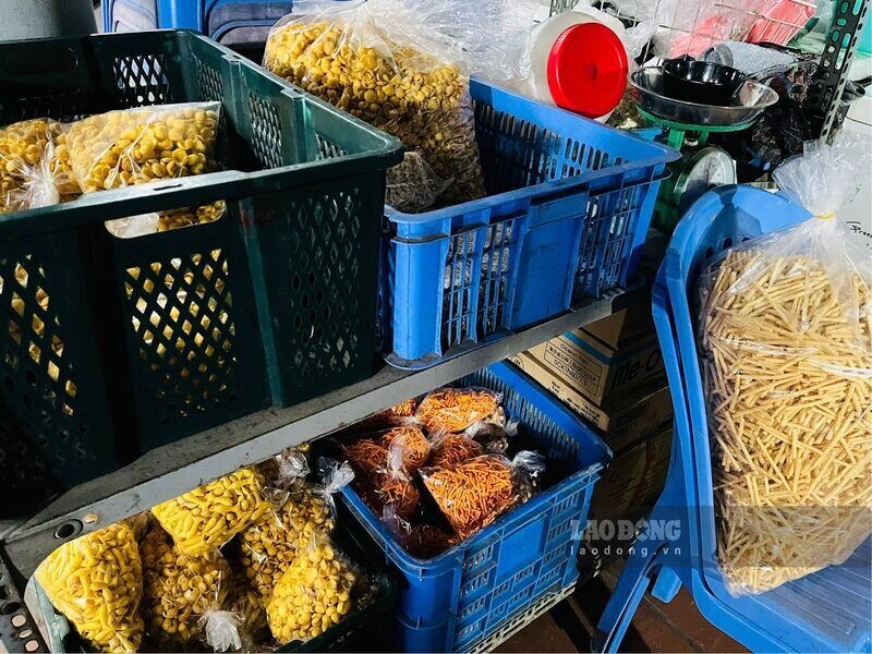 Ngoai ra con mot so do an vat yeu thich cua cac ban hoc sinh. Ảnh: Tuong Vy