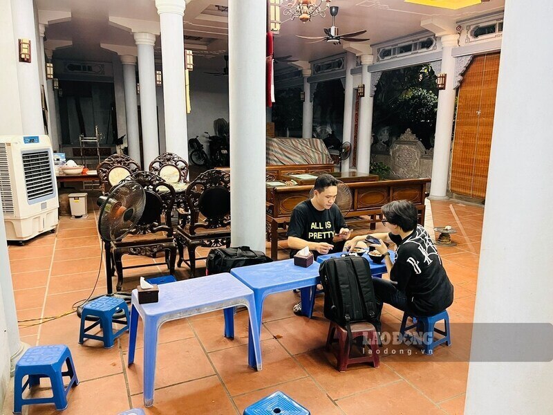 Du hang cua anh da gan den gio dong cua, van co kha cac thuc khach ghe lai thuong thuc. Ảnh: Tuong Vy
