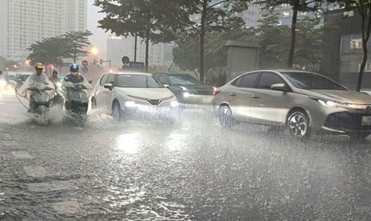Dự báo thời tiết Hà Nội mưa dông dữ dội do hoàn lưu bão số 10 Bualoi. Ảnh: Vũ Linh