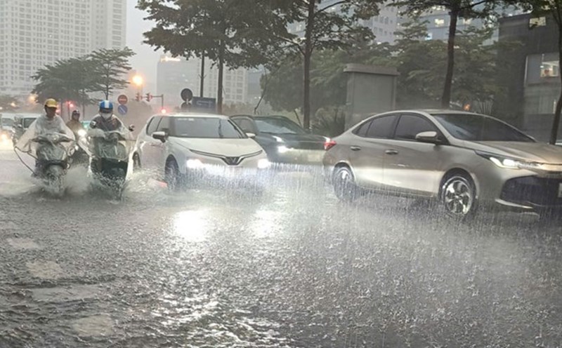 Hanoi weather forecast: heavy thunderstorms due to the circulation of storm No. 10 Bualoi. Photo: Vu Linh