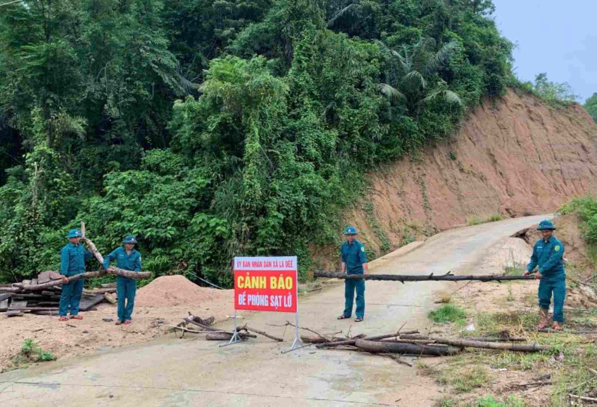 De nombreuses zones montagneuses de Da Nang sont confrontees au risque de glissements de terrain apres la tempete n° 10. Photo : Truong An