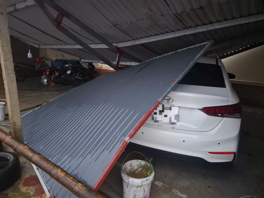 De nombreux endroits de Ha Tinh devastes apres la tempete n° 10. Photo : Tran Tuan