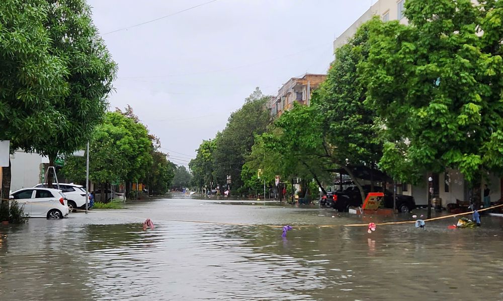 Anh huong cua mua bao, rat nhieu tuyen duong, khu pho o phuong Hac Thanh, tinh Thanh Hoa bi ngap sau. 