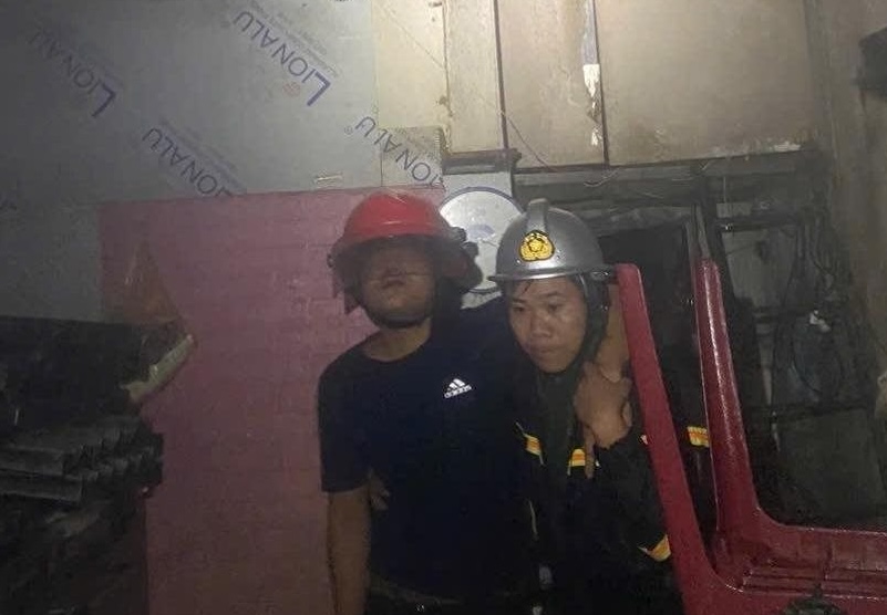 Les forces de l'ordre se rendent sur les lieux des maisons demolies et sauvent les personnes piegees dans la nuit alors que la tempete n° 10 est encore active. Photo : Ngoc Anh