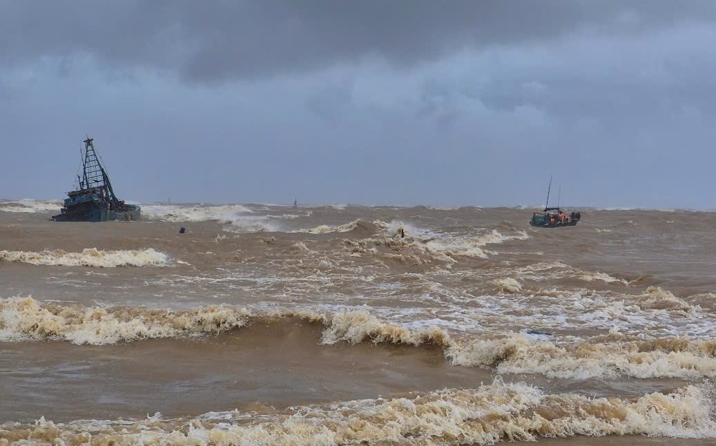 Les forces de l'ordre continuent d'organiser la recherche des membres d'equipage restants toujours portes disparus a Quang Tri a cause de la tempete n° 10. Photo : Hung Tho