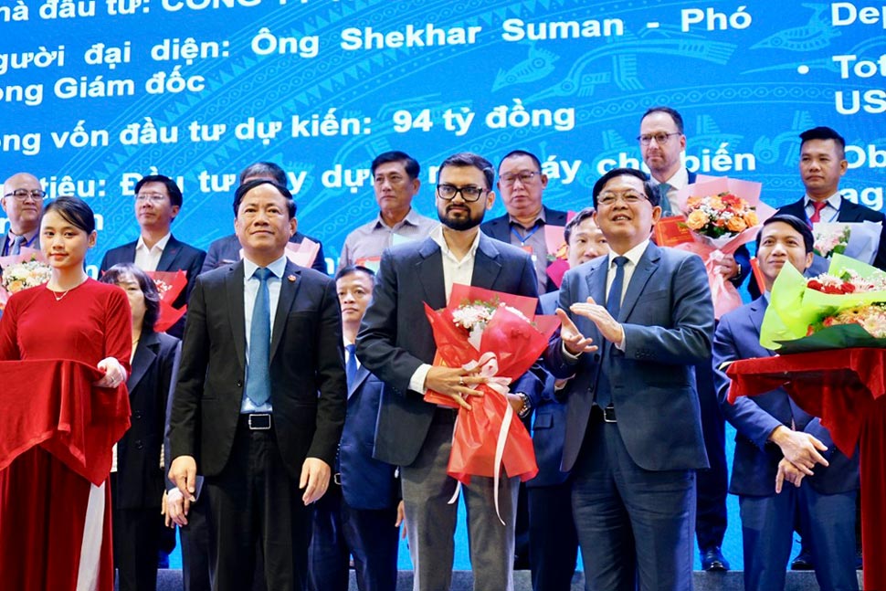 Gia Lai 지방은 기업에 투자 정책 결정을 수여합니다. 사진: Huy Phuc