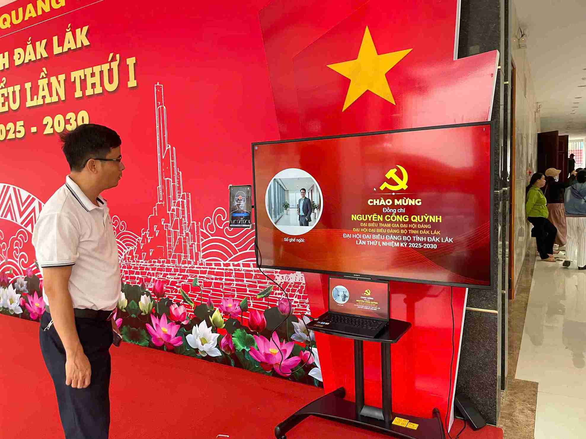 Le 1er Congres des delegues du Parti de Dak Lak procedera a la notation par la technologie vnFace. Photo : Bao Trung