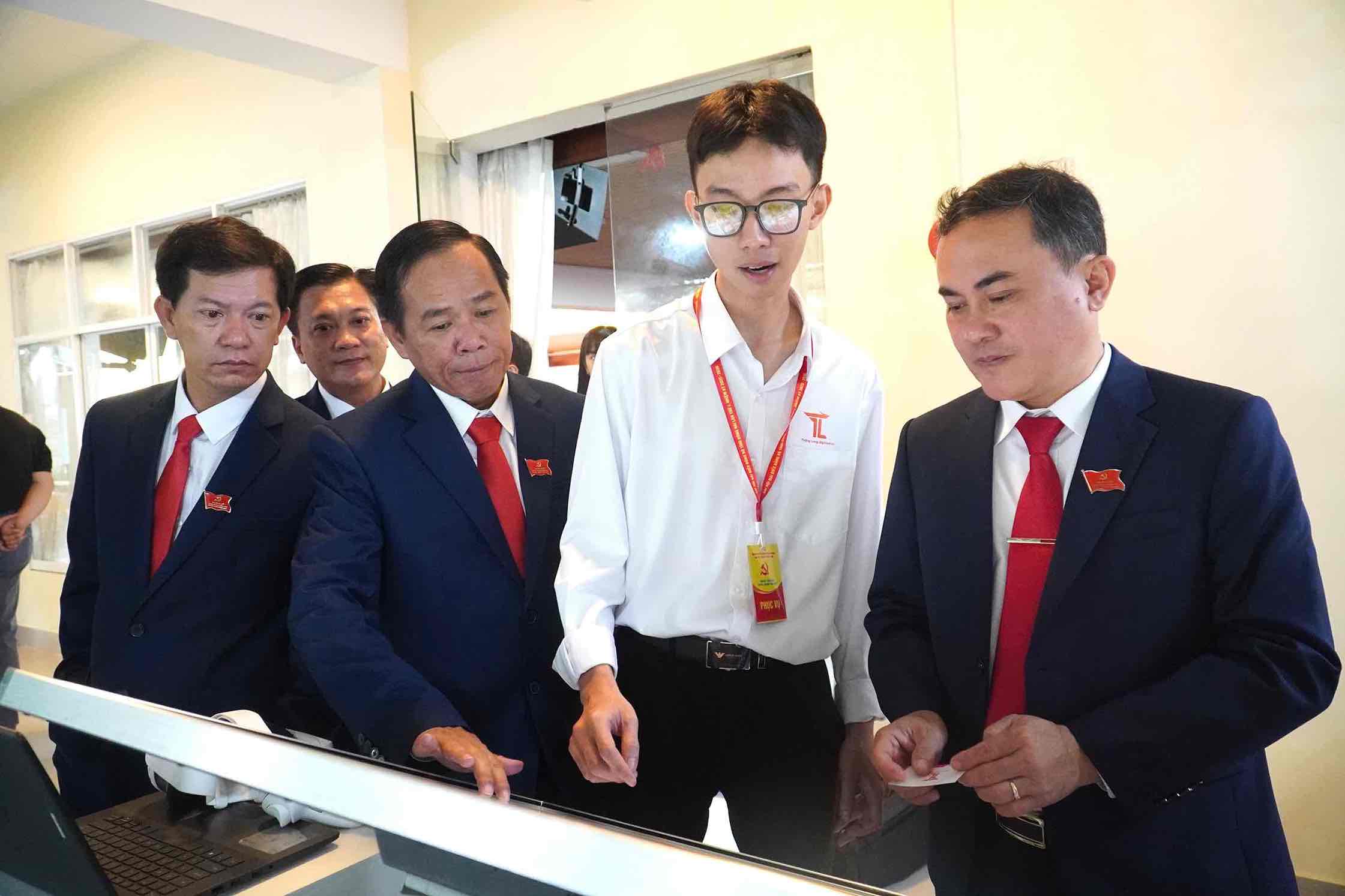Ong Le Truong Son, Uy vien Ban Thuong vu Tinh uy, Pho chu tich UBND tinh Dong Nai (goc phai) cung cac Dai bieu tham qua gian hang trien lam. Anh: HAC