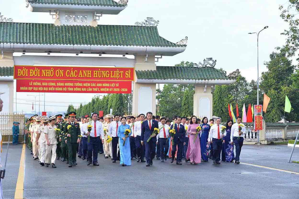 Doan dai bieu du Dai hoi da vieng, bao cong, dang huong, tuong niem cac anh hung liet si tai Nghia trang liet si tinh (phuong Long Binh). Anh: HAC