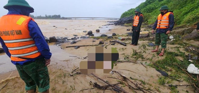 Thi thể nam giới dạt vào bờ biển tỉnh Quảng Trị sau bão số 10