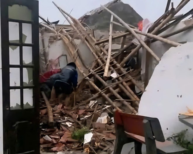 Lốc xoáy khiến 4 người thương vong, nhiều nhà ở Ninh Bình bị tốc mái