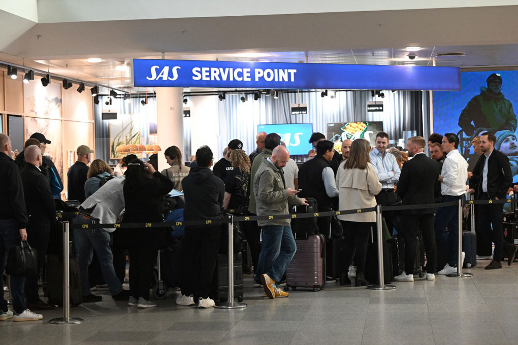 Passengers waiting at Copenhagen Airport (denmark) due to flight delays due to strange UAVs on September 23. Photo: AFP
