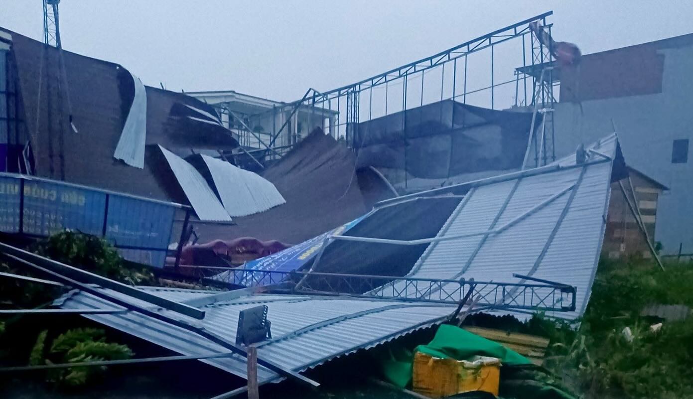 De nombreuses maisons et ouvrages ont ete effondres a cause de la tempete n° 10. Photo : Ngoc Anh