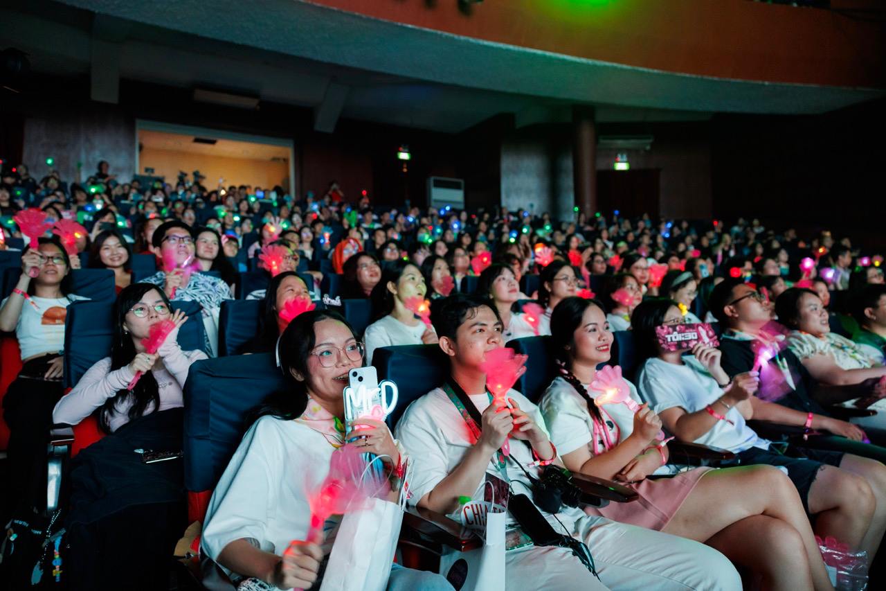 Khan gia den xem dem nhac. Anh: Nghe si cung cap.