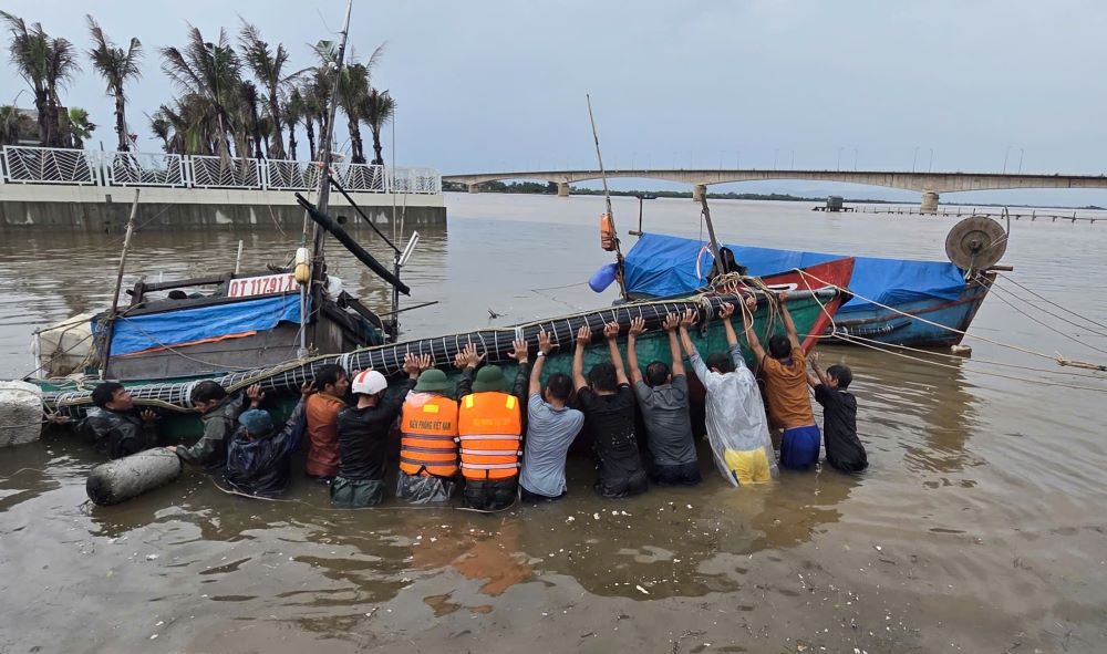 1 of the 3 sunken mangrove boats was towed ashore by the support forces. Photo: H.Nguyen
