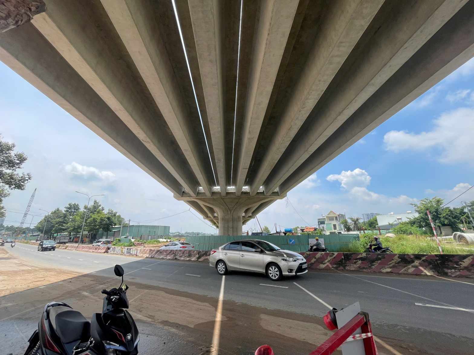 The overpass of the Ho Chi Minh City Ring Road 3 project has crossed Nguyen Thi Minh Khai Street. Photo: Dinh Trong