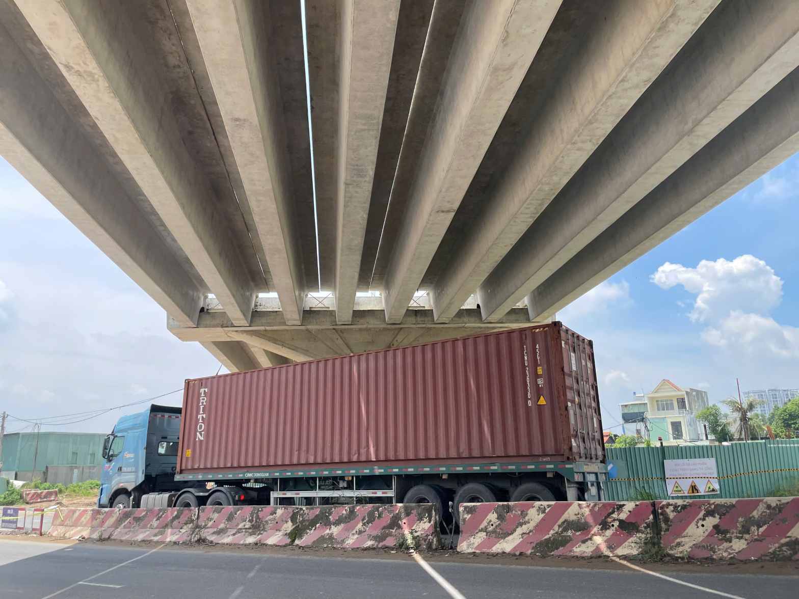 Xe container chay tren duong Nguyen Thi Minh Khai duoi gam nhip cau vuot du an Vanh dai 3 TPHCM. Anh: Dinh Trong