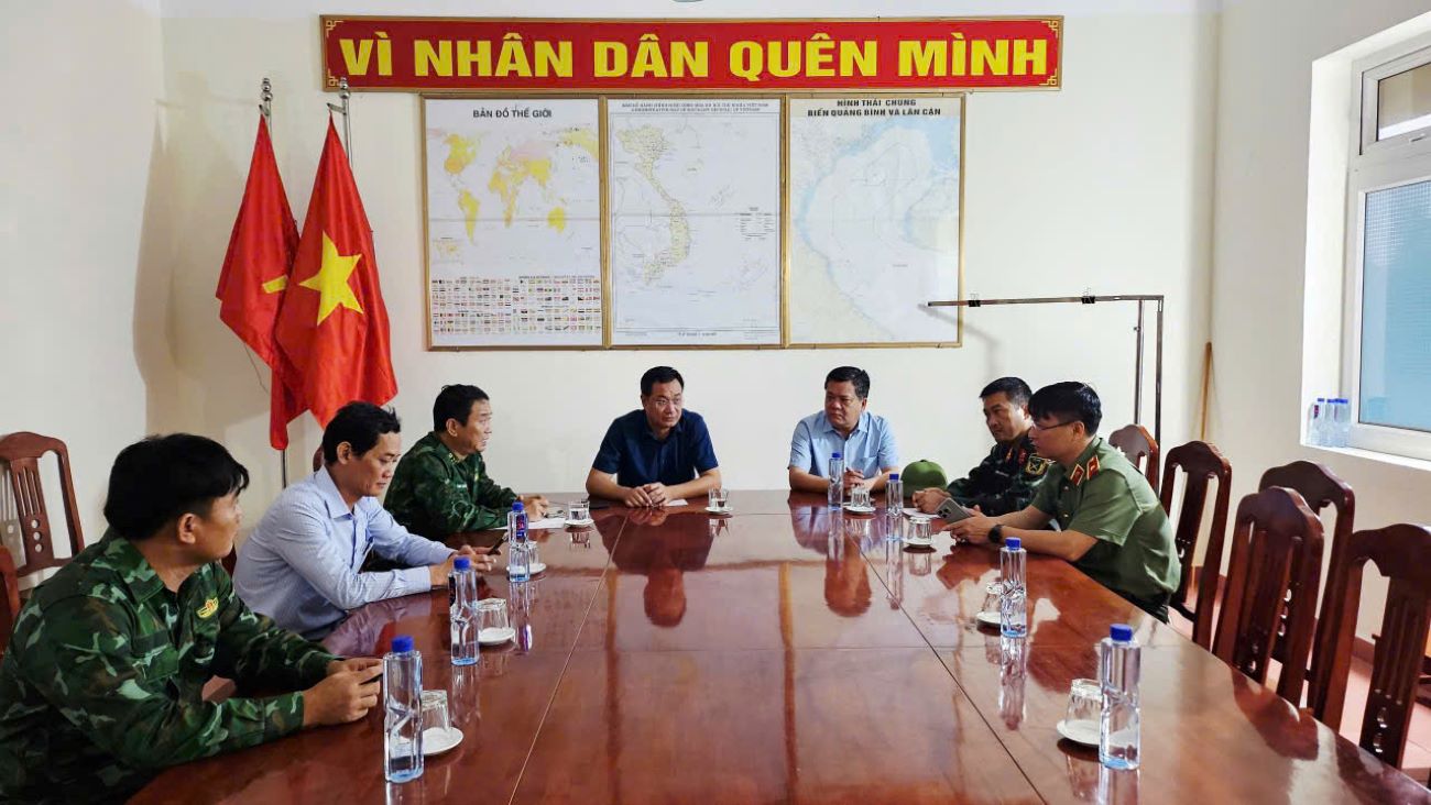 Lãnh đạo tỉnh Quảng Trị họp khẩn với các đơn vị liên quan để triển khai phương án tìm kiếm các nạn nhân mất tích. Ảnh: C.Sang