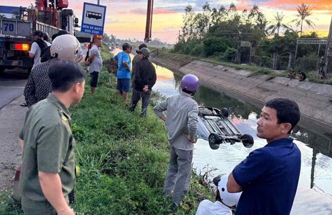 Xe ôtô lật xuống mương nước ở Đắk Lắk, nam thanh niên 24 tuổi tử vong