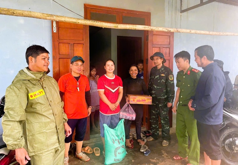 Lanh dao xa AVuong, Da Nang tham hoi, dong vien 12 nguoi dan thon A'ur o lai trung tam xa lanh nan, phong nguy hiem do nuoc dang cao, cay coi nga do doc duong. Anh: BRiu Quan