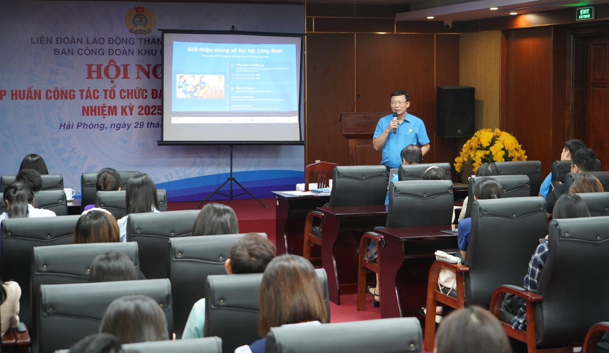 Le rapporteur de la Federation du travail de la ville de Hai Phong guide le travail de la tenue de l'assemblee generale du syndicat de base. Photo : Mai Dung