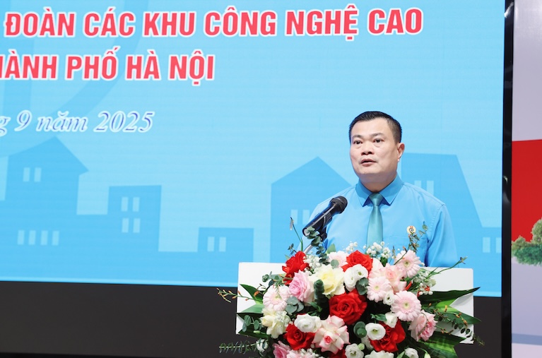 Selon M. Nguyen Dinh Thang l'une des taches du Syndicat des zones de haute technologie et des zones industrielles de la ville de Hanoï est de diriger les syndicats de base pour negocier les salaires et les primes. Photo : Manh Quan