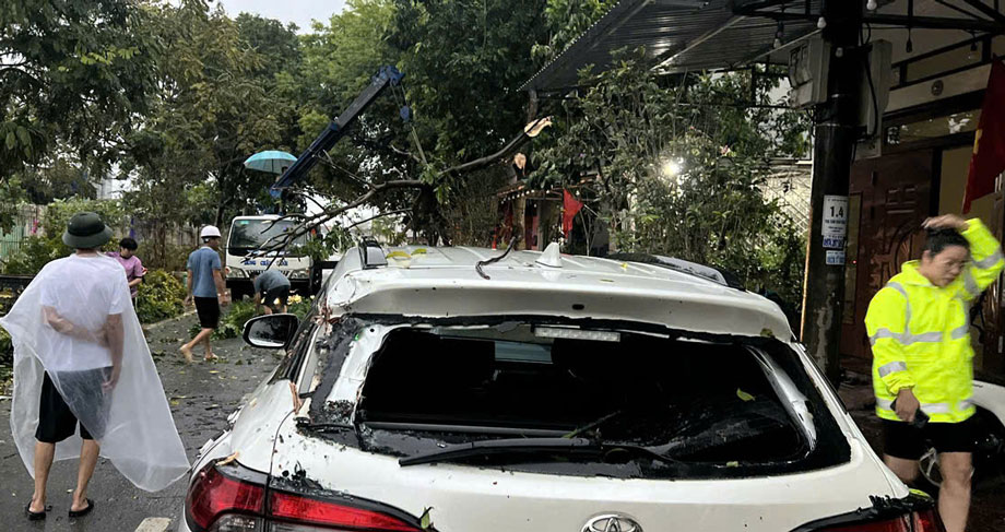 Storm No. 10 damaged many people's properties. Photo: CA Bao Thang commune