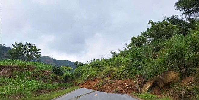 Tinh lo 162 (Lao Cai) bi ach tac sau sat lo. Anh: Cong an xa Van Ban 