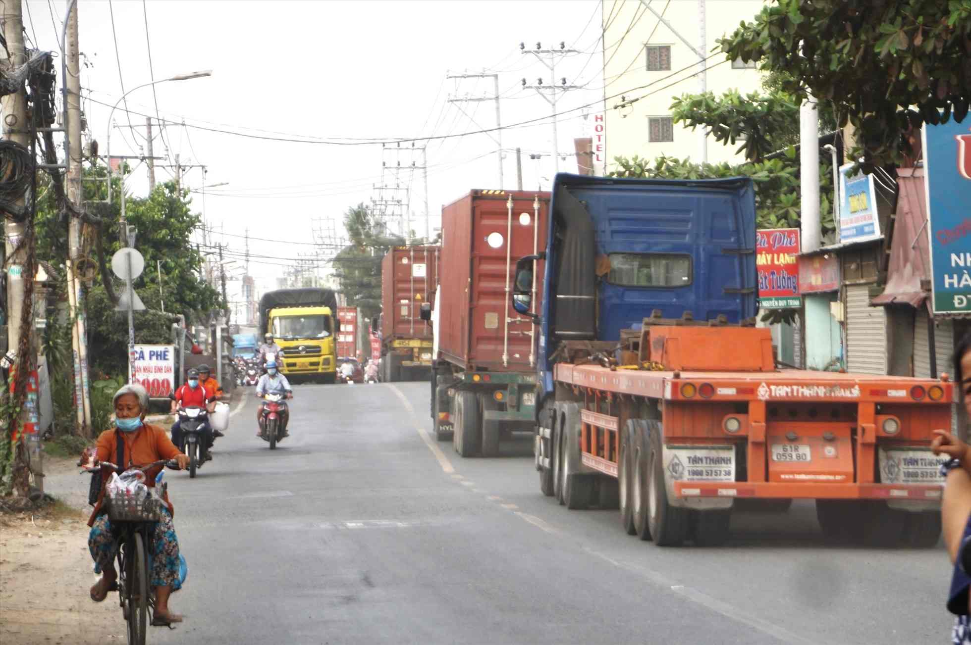 Xe container noi duoi nhau chen lan cung xe may tren duong Nguyen Duy Trinh. Ảnh: Minh Quan