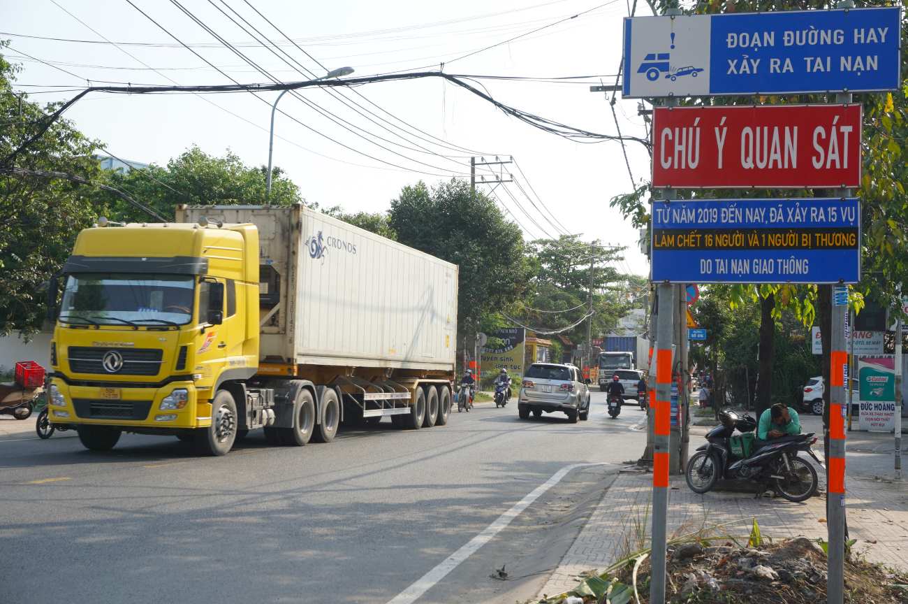 Lap bien ghi so nguoi chet de canh bao nguoi di duong. Anh: Minh Quan